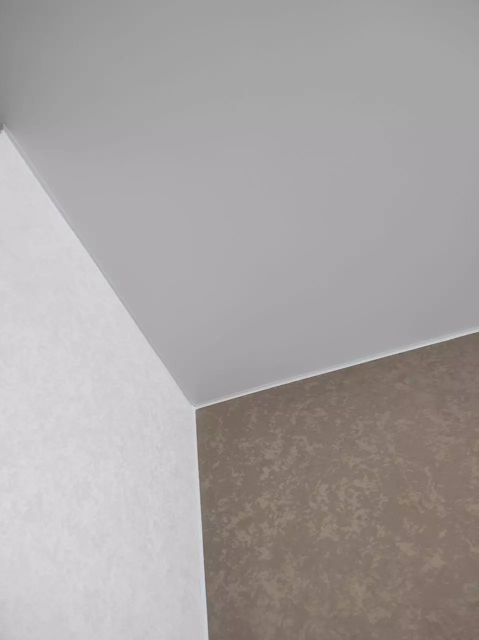 Матовый натяжной потолок в спальню, фото 1