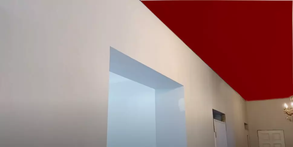 Красный натяжной потолок