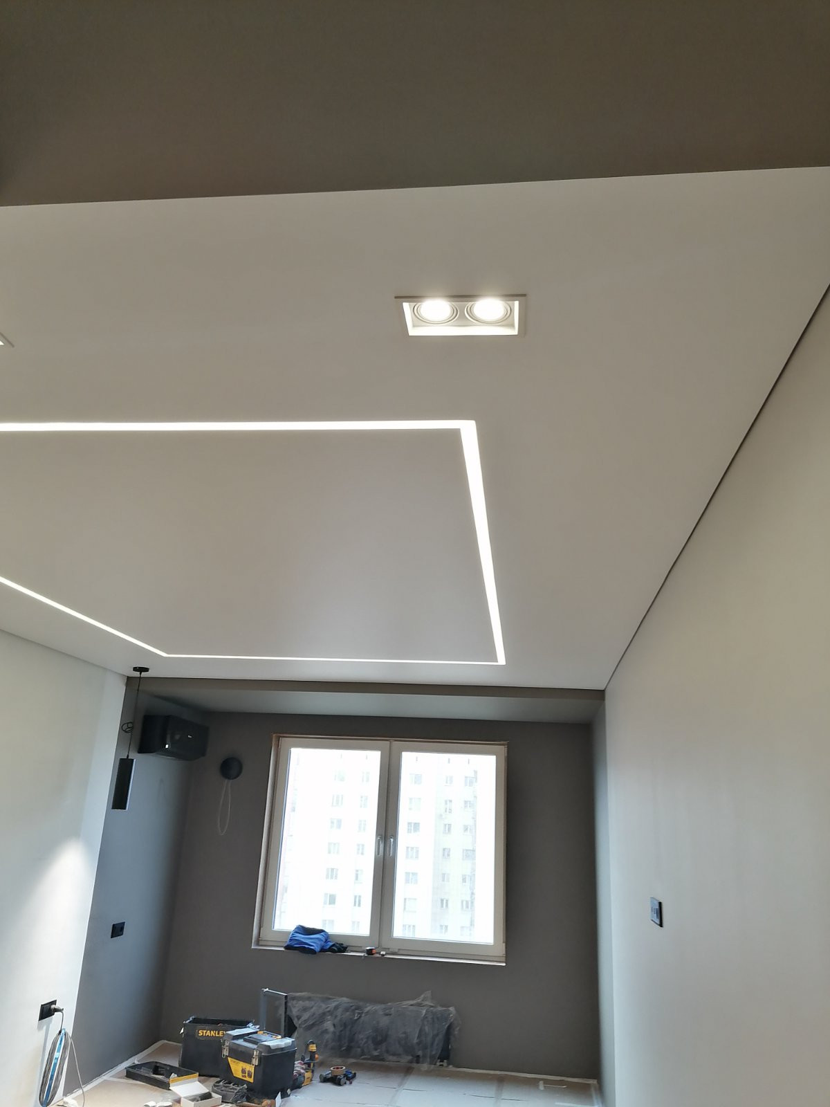 Натяжной потолок со световыми линиями