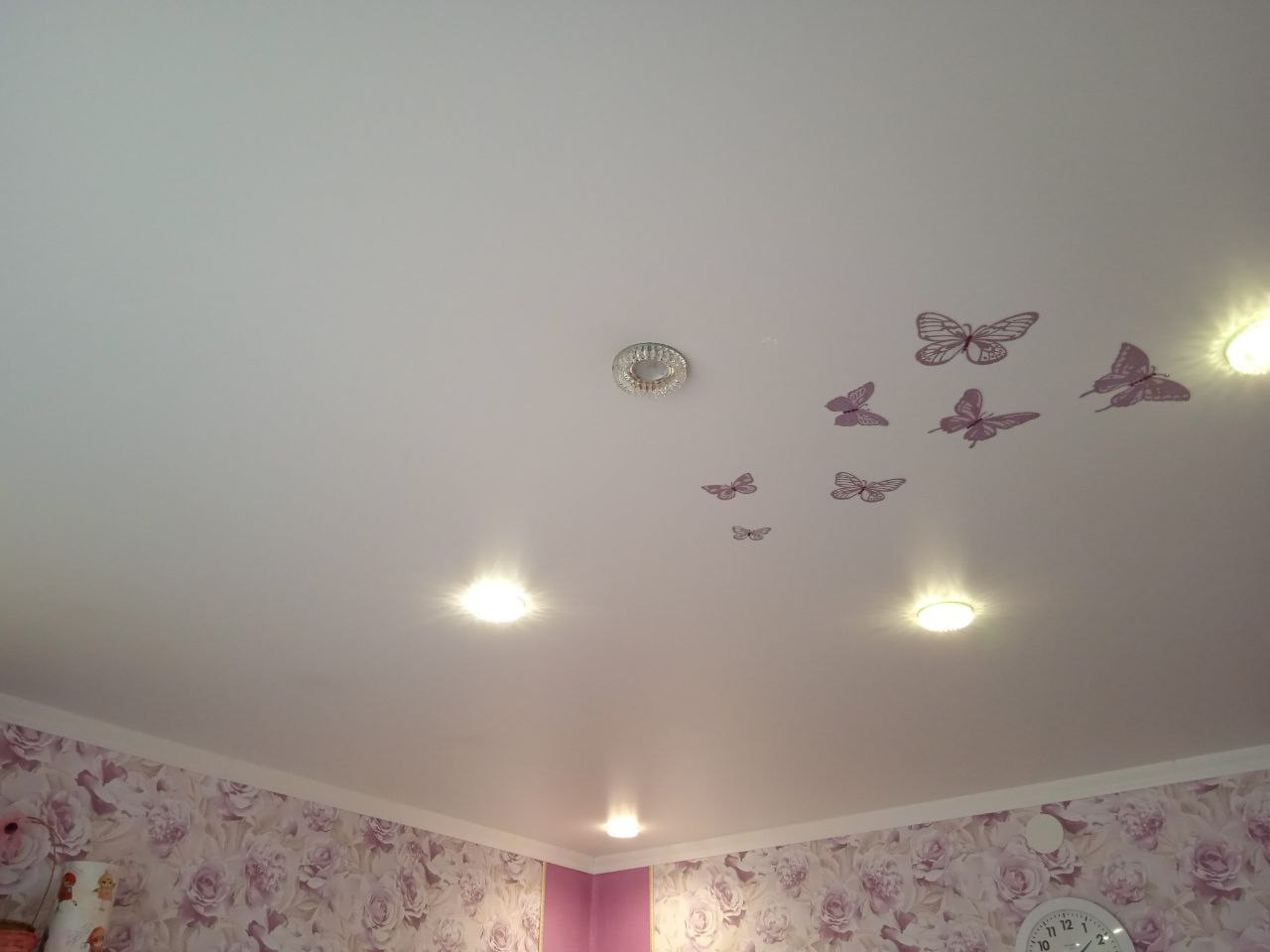 Натяжной потолок в детскую с точечными светильниками, фото 3