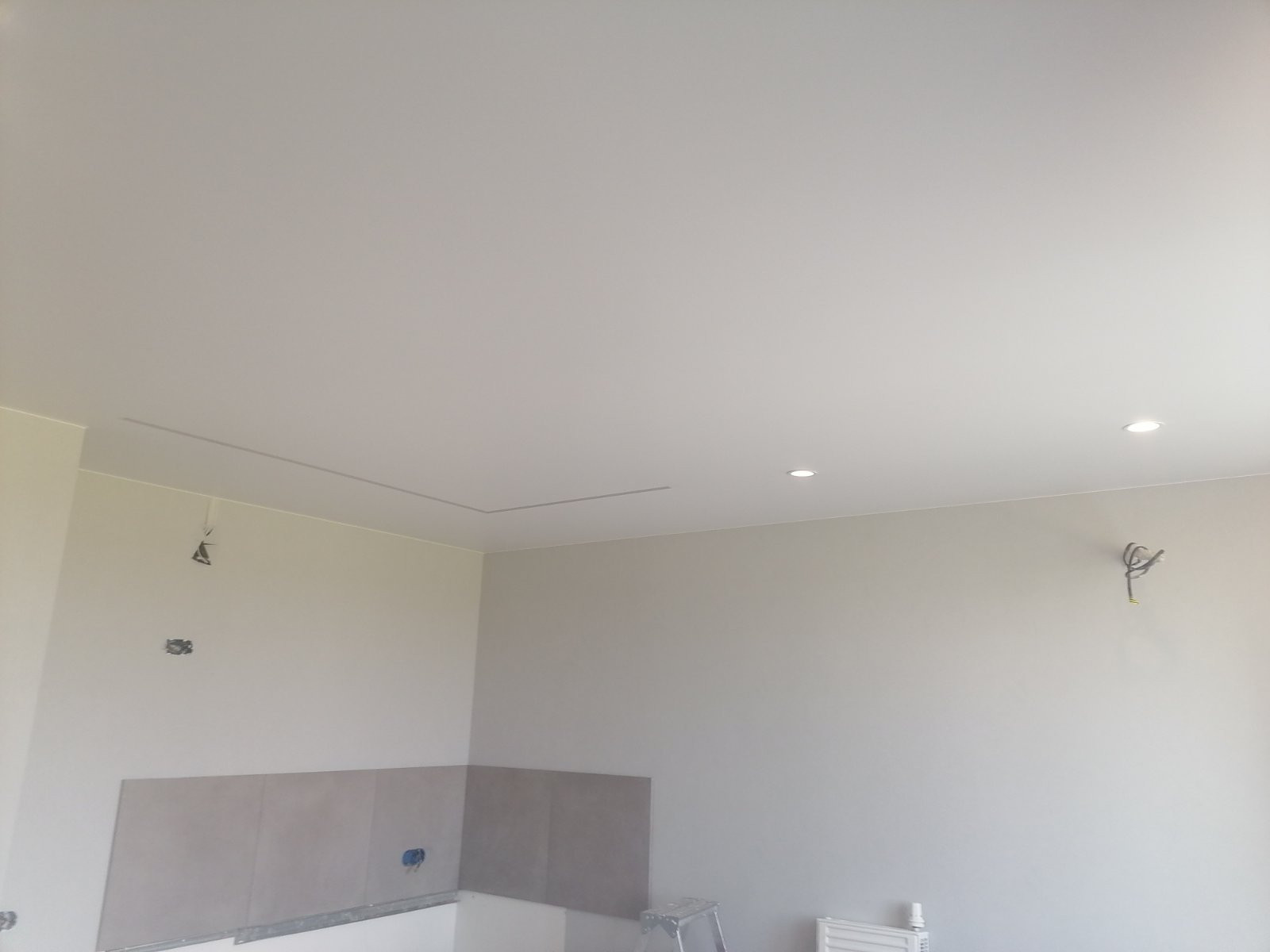 Бесшовный  натяжной потолок со световой линией